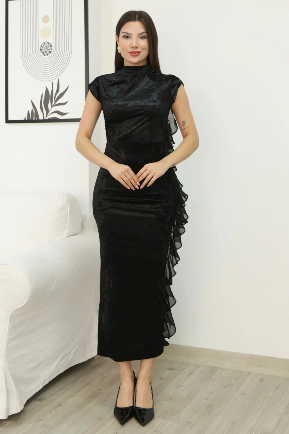 Çiçek Broşlu Fırfır Detaylı Kadife Abiye Elbise 6062-Siyah