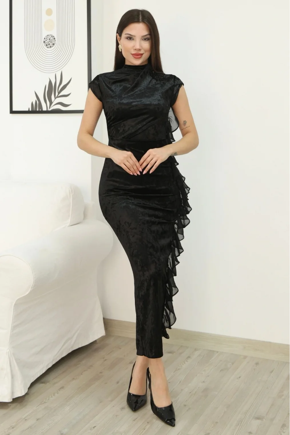 Çiçek Broşlu Fırfır Detaylı Kadife Abiye Elbise 6062-Siyah