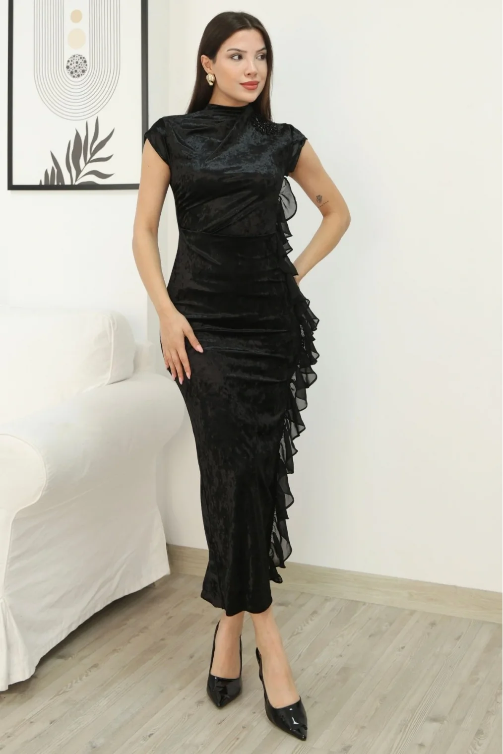 Çiçek Broşlu Fırfır Detaylı Kadife Abiye Elbise 6062-Siyah