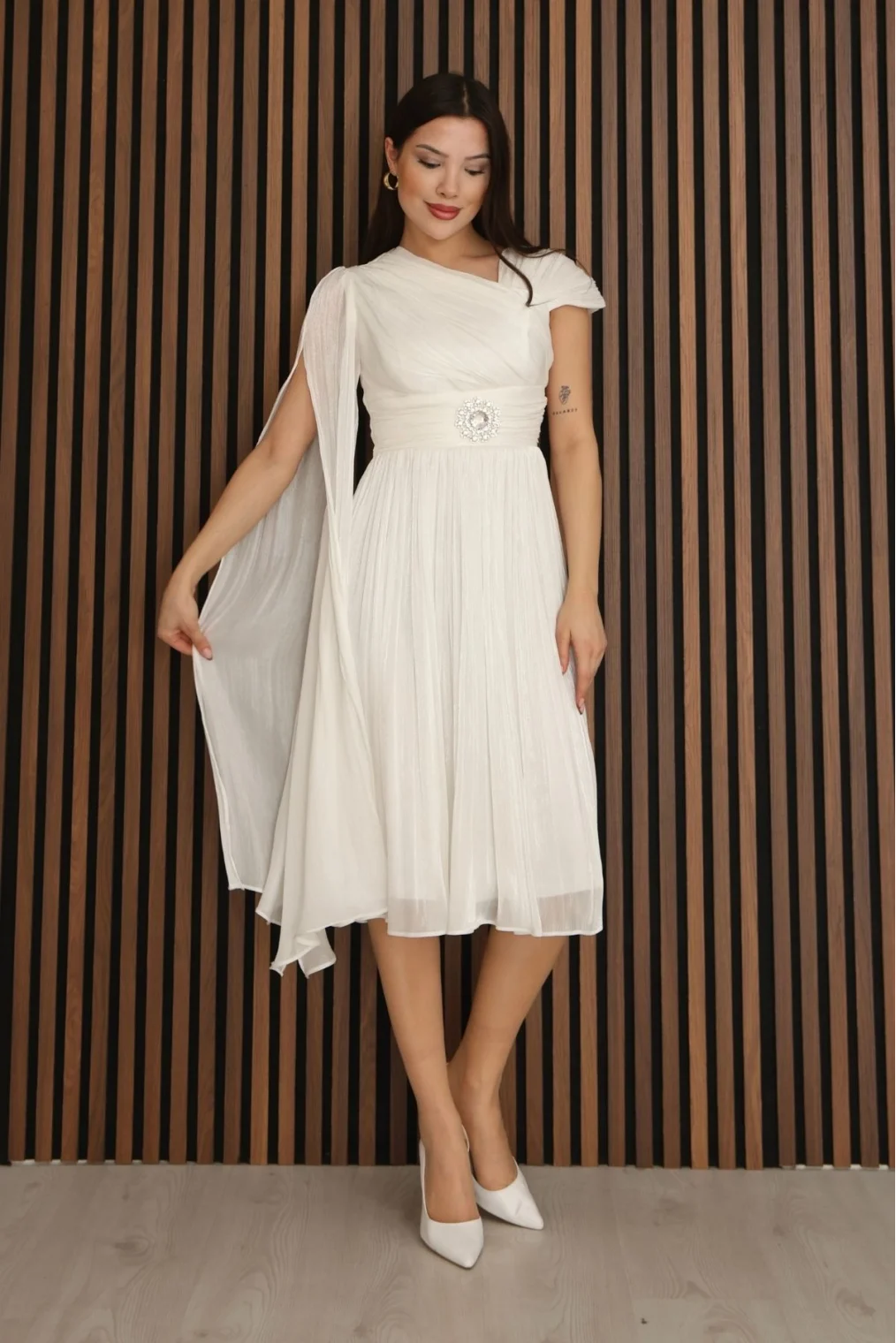 Asimetrik Yaka Büzgü Detaylı Pelerinli Midi Abiye Elbise 2353-Beyaz