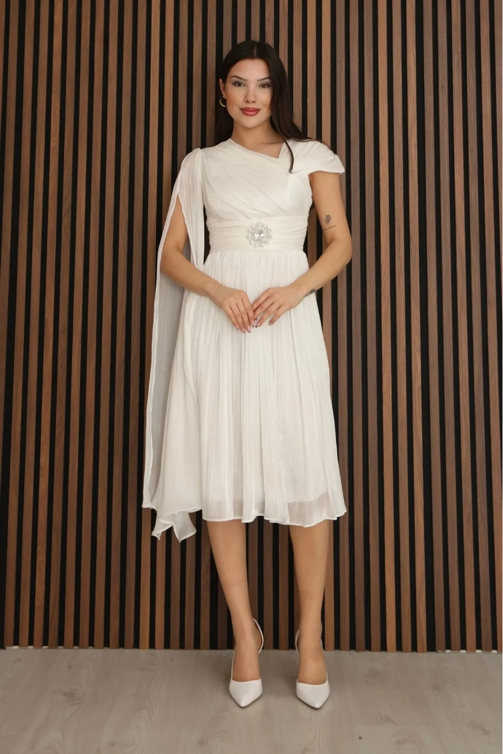 Asimetrik Yaka Büzgü Detaylı Pelerinli Midi Abiye Elbise 2353-Beyaz