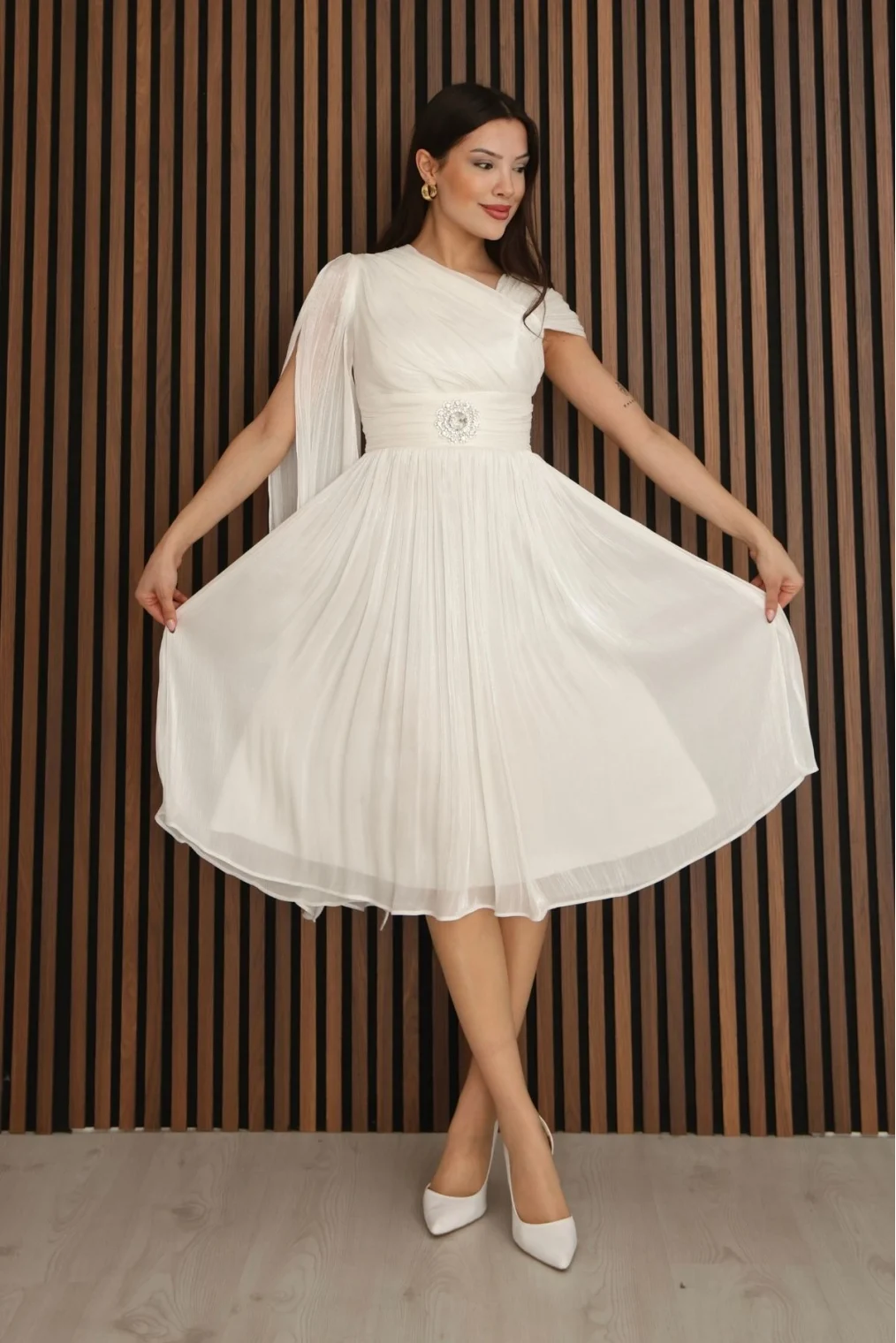 Asimetrik Yaka Büzgü Detaylı Pelerinli Midi Abiye Elbise 2353-Beyaz