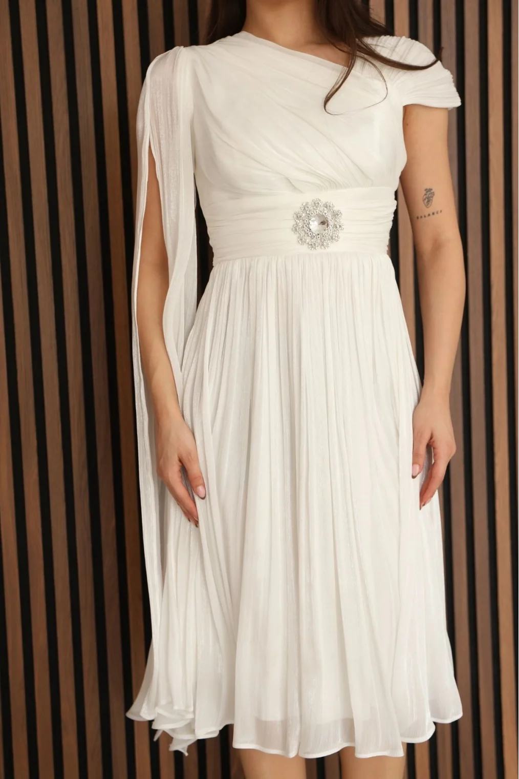 Asimetrik Yaka Büzgü Detaylı Pelerinli Midi Abiye Elbise 2353-Beyaz