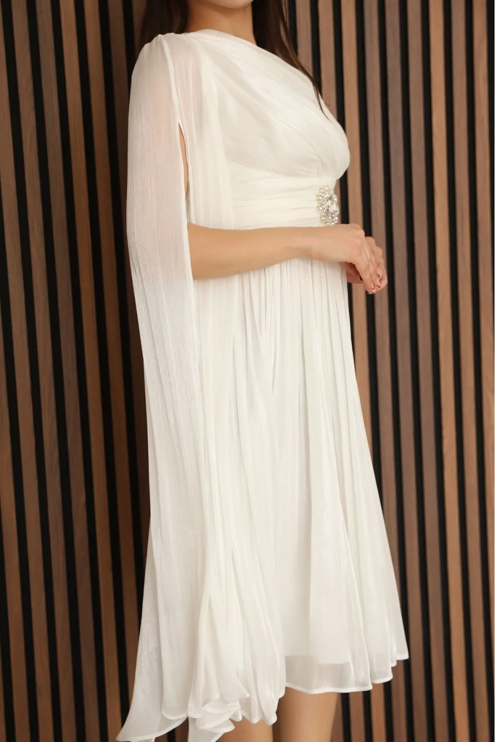 Asimetrik Yaka Büzgü Detaylı Pelerinli Midi Abiye Elbise 2353-Beyaz