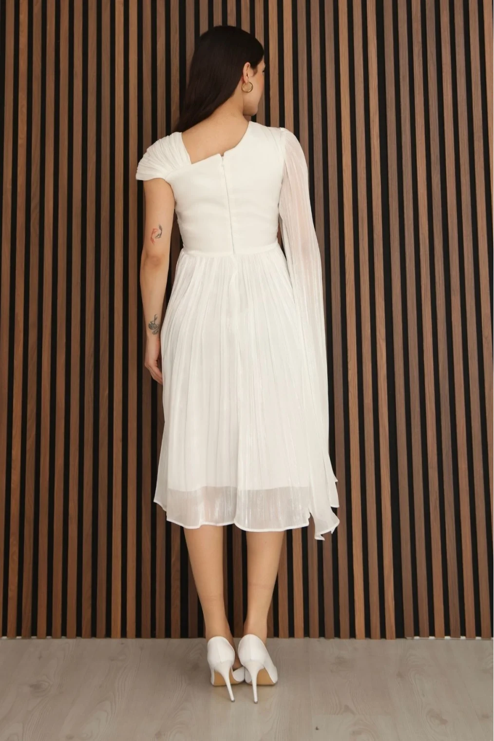 Asimetrik Yaka Büzgü Detaylı Pelerinli Midi Abiye Elbise 2353-Beyaz