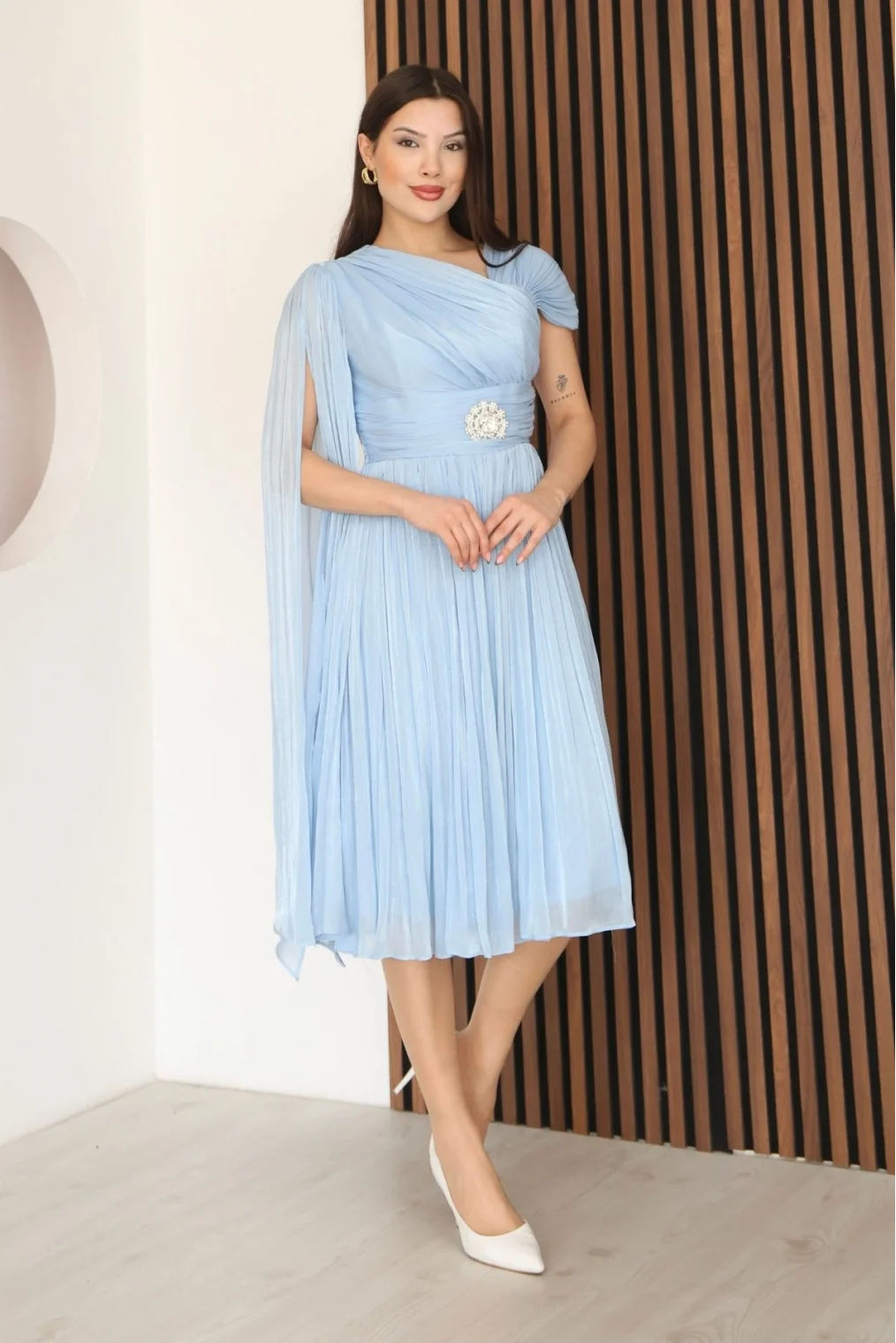 Asimetrik Yaka Büzgü Detaylı Pelerinli Midi Abiye Elbise 2353-Bebe Mavisi