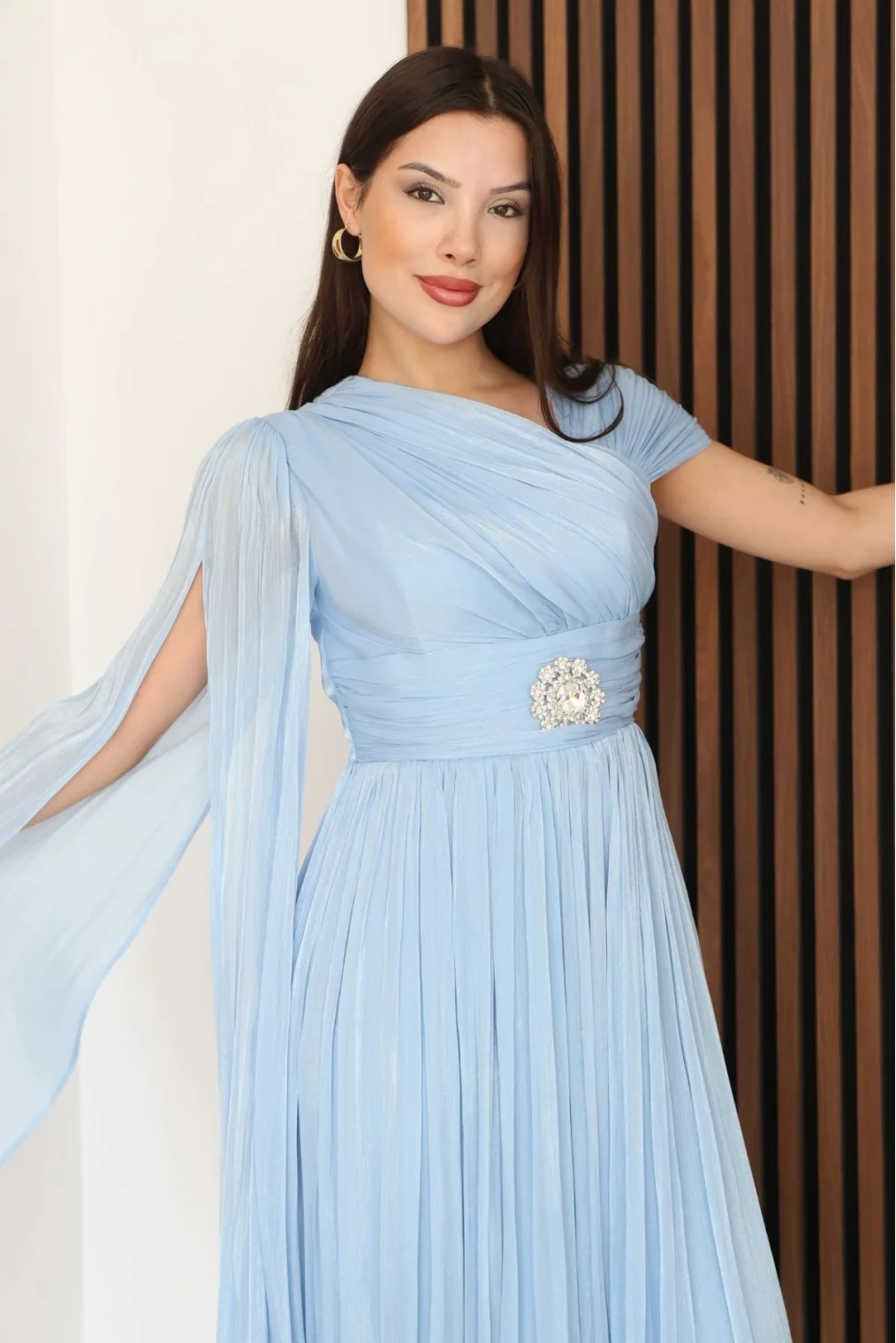 Asimetrik Yaka Büzgü Detaylı Pelerinli Midi Abiye Elbise 2353-Bebe Mavisi