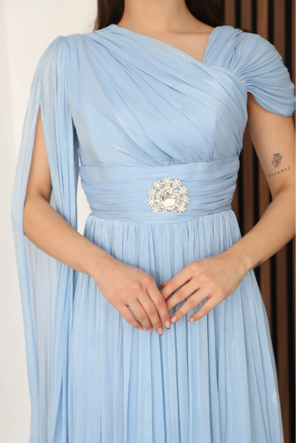 Asimetrik Yaka Büzgü Detaylı Pelerinli Midi Abiye Elbise 2353-Bebe Mavisi