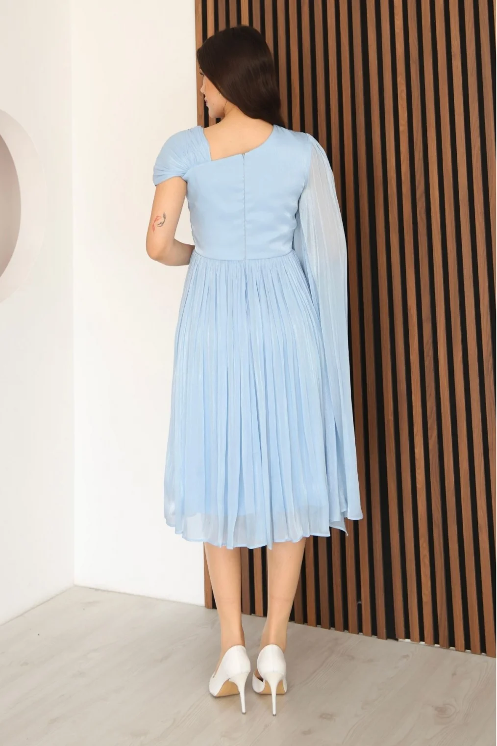 Asimetrik Yaka Büzgü Detaylı Pelerinli Midi Abiye Elbise 2353-Bebe Mavisi