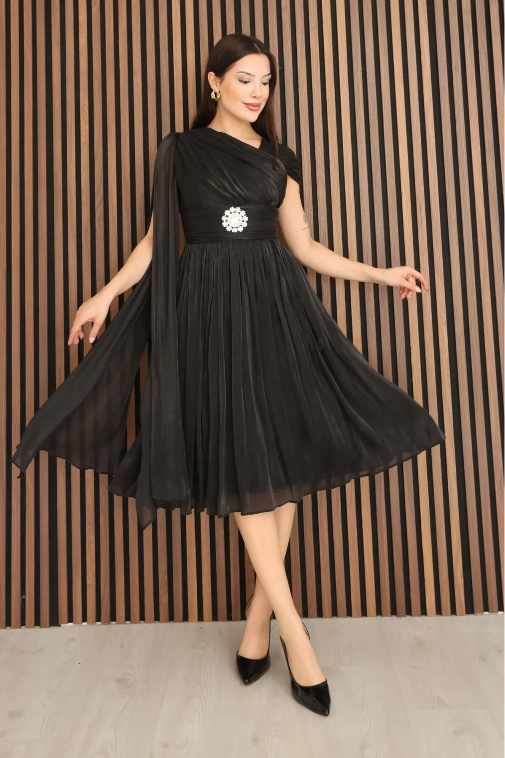 Asimetrik Yaka Büzgü Detaylı Pelerinli Midi Abiye Elbise 2353-Siyah