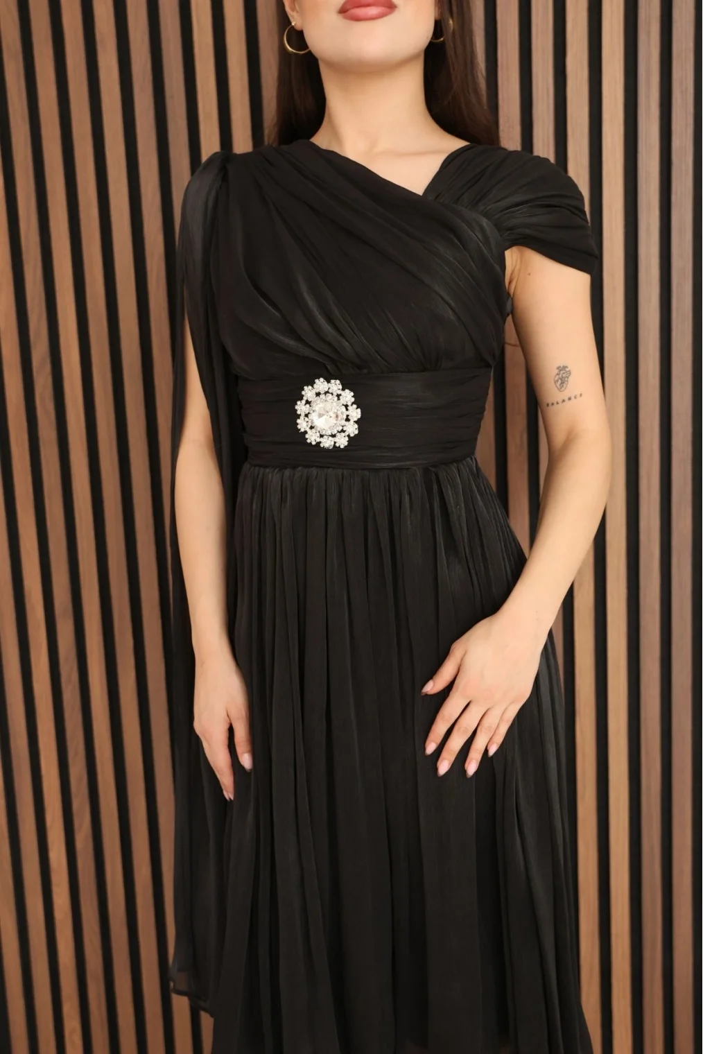 Asimetrik Yaka Büzgü Detaylı Pelerinli Midi Abiye Elbise 2353-Siyah