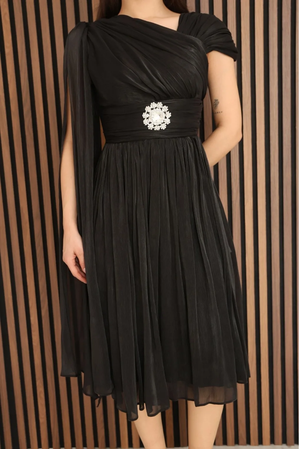 Asimetrik Yaka Büzgü Detaylı Pelerinli Midi Abiye Elbise 2353-Siyah