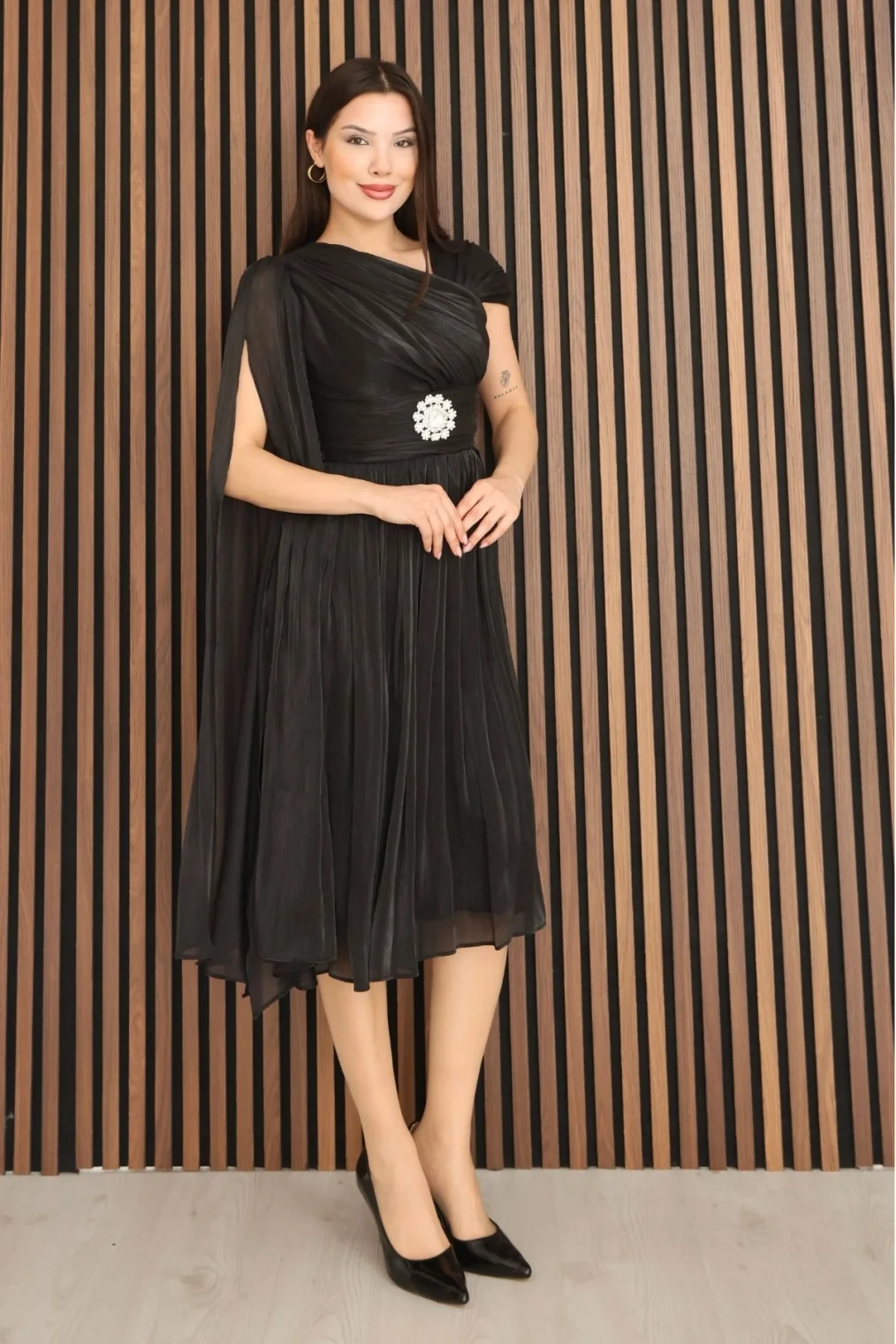 Asimetrik Yaka Büzgü Detaylı Pelerinli Midi Abiye Elbise 2353-Siyah