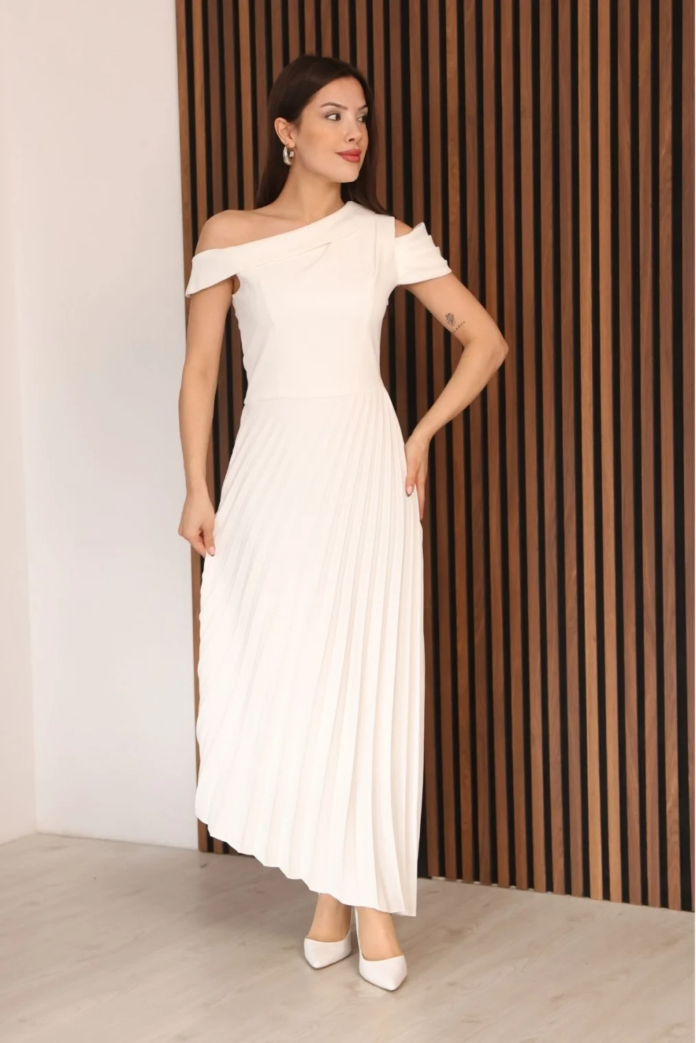 Tek Omuzlu Pilise Detaylı Asimetrik Elbise 2381-Beyaz