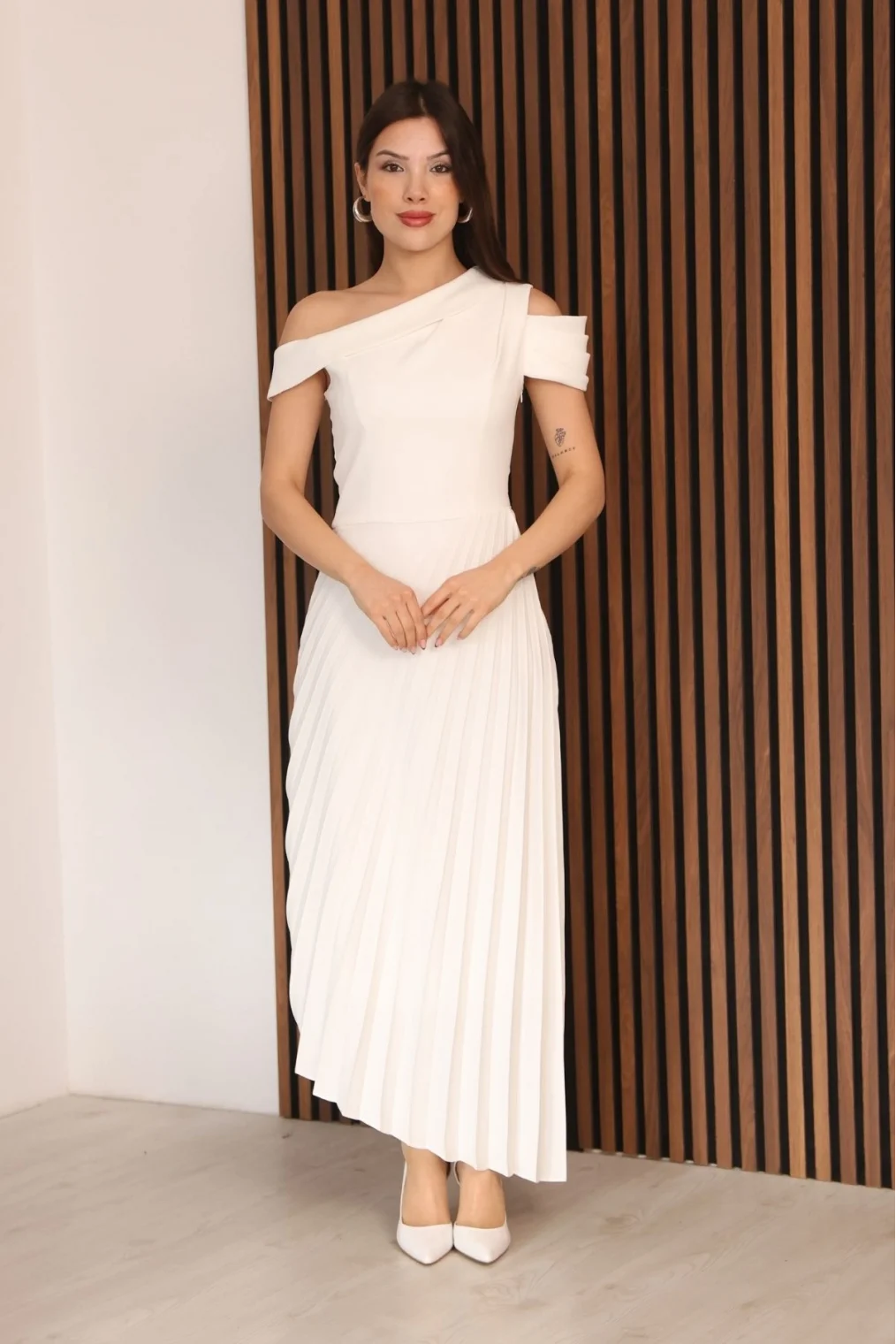 Tek Omuzlu Pilise Detaylı Asimetrik Elbise 2381-Beyaz