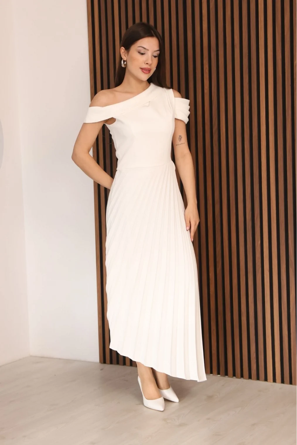 Tek Omuzlu Pilise Detaylı Asimetrik Elbise 2381-Beyaz