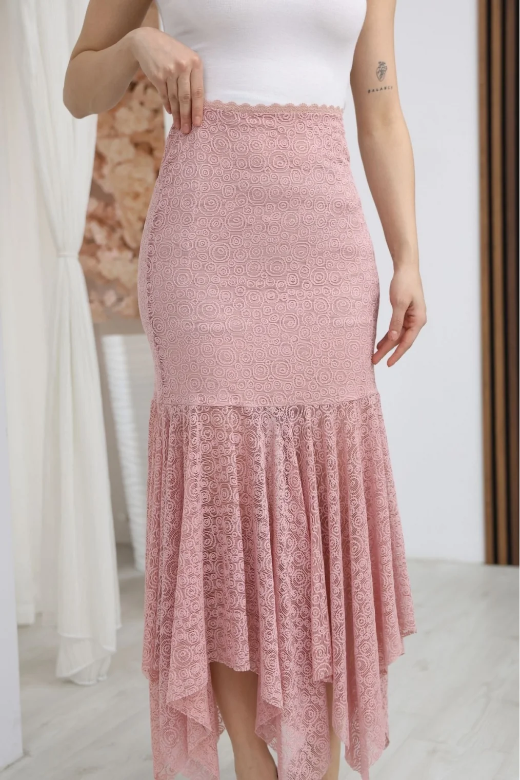 Asimetrik Kesim Dantel Etek 6077-Pudra