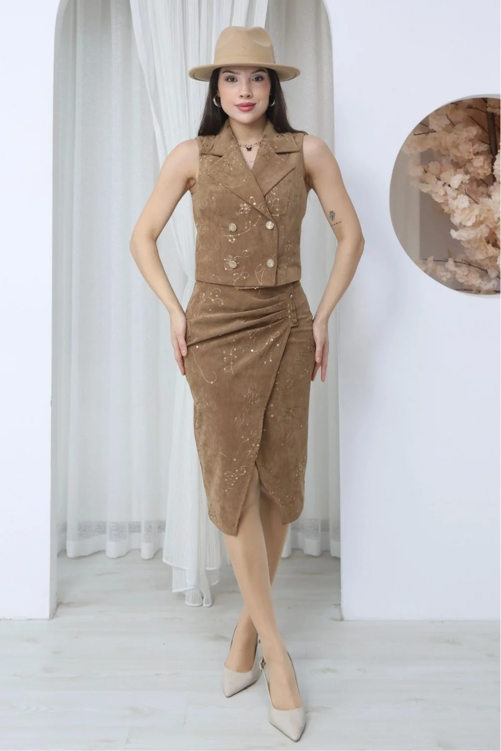 Payet ve Nakış Detaylı Pileli Kruvaze Yelekli Premium Midi Takım 6076-Kahverengi