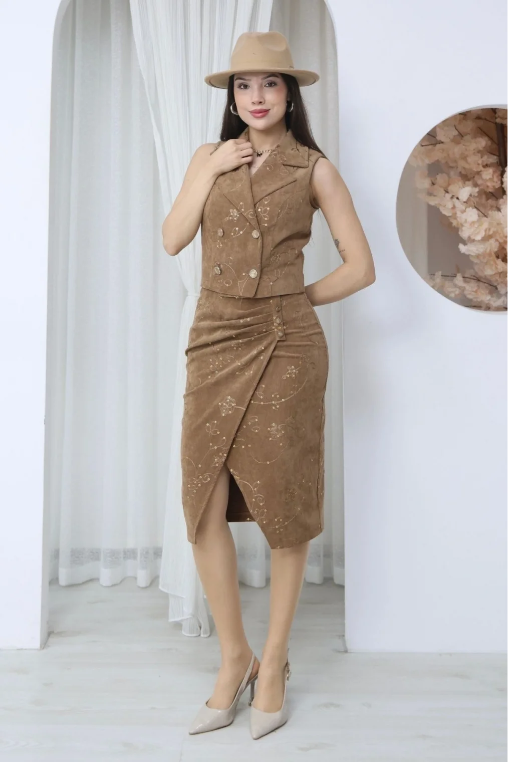 Payet ve Nakış Detaylı Pileli Kruvaze Yelekli Premium Midi Takım 6076-Kahverengi