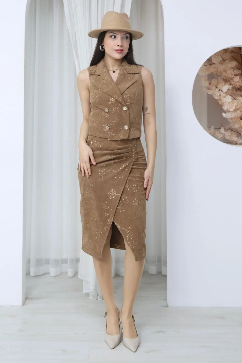 Payet ve Nakış Detaylı Pileli Kruvaze Yelekli Premium Midi Takım 6076-Kahverengi