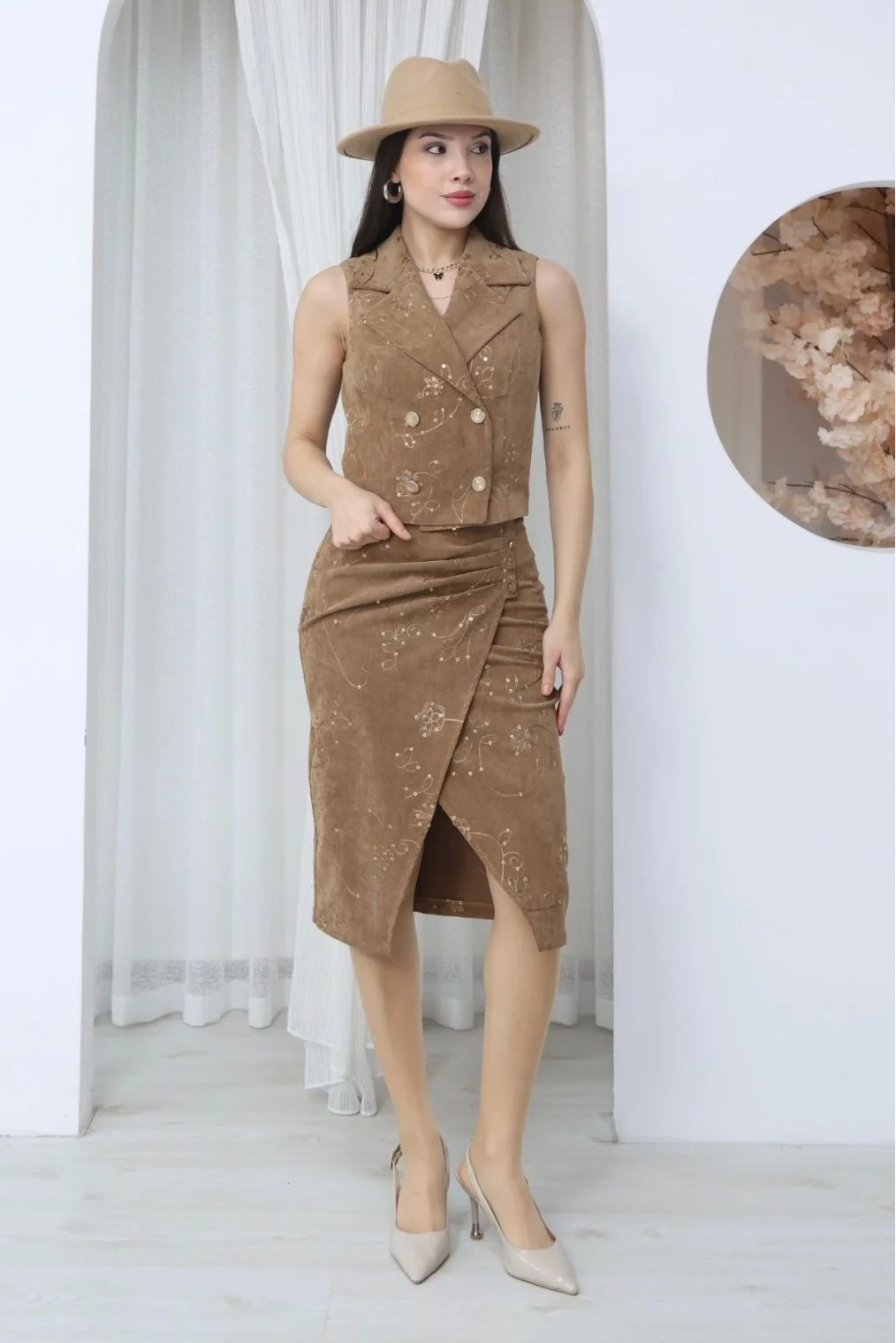 Payet ve Nakış Detaylı Pileli Kruvaze Yelekli Premium Midi Takım 6076-Kahverengi