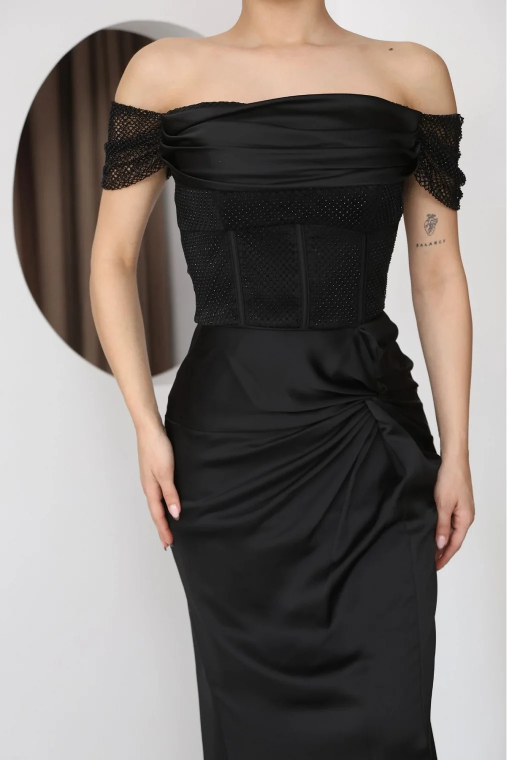 Straplez Yaka File ve Bel Detaylı Saten Abiye Elbise 2368-Siyah