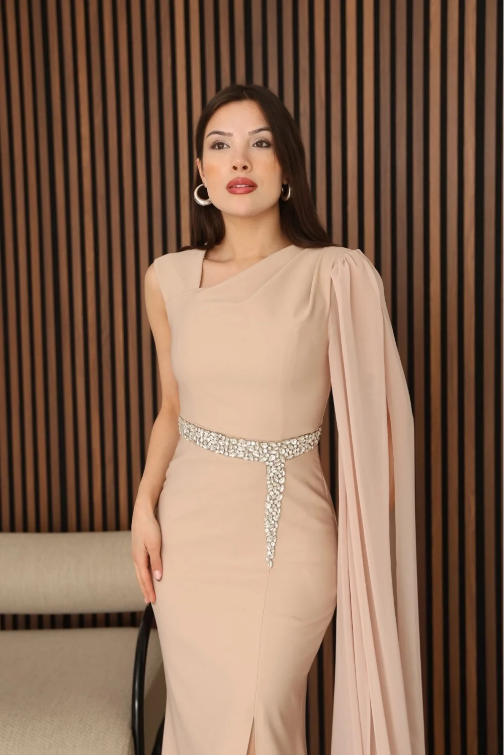 Taş Detaylı Pelerin Kol Balık Abiye Elbise 2366-Camel