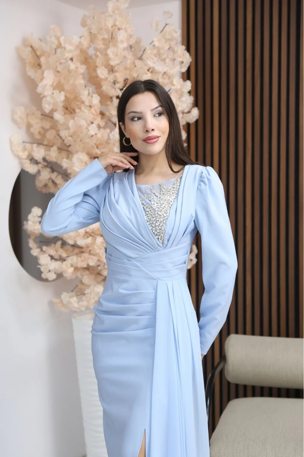 Taş İşlemeli ve Pile Detaylı Pelerinli Abiye Elbise 2312-Bebe Mavisi