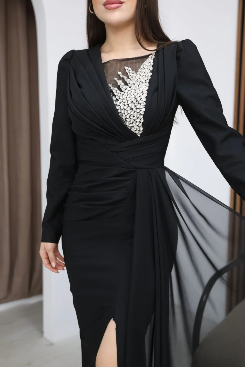 Taş İşlemeli ve Pile Detaylı Pelerinli Abiye Elbise 2312-Siyah