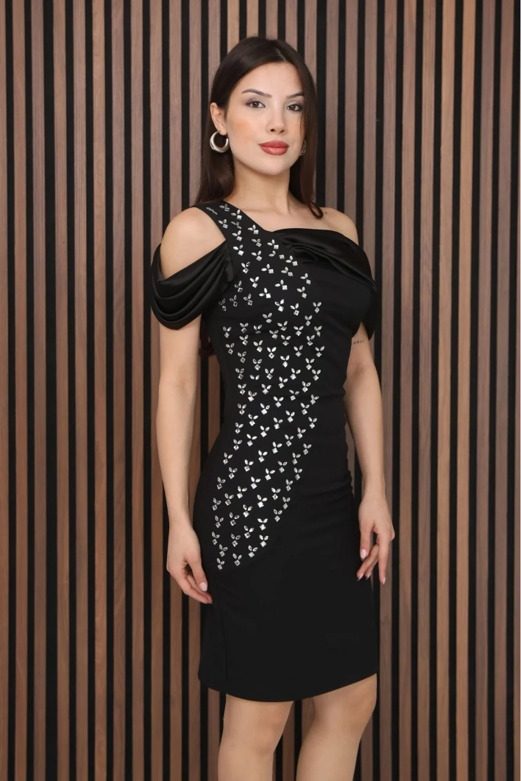 Asimetrik Tek Omuz Taş Detaylı Saten Pileli Mini Elbise DP5998-Siyah