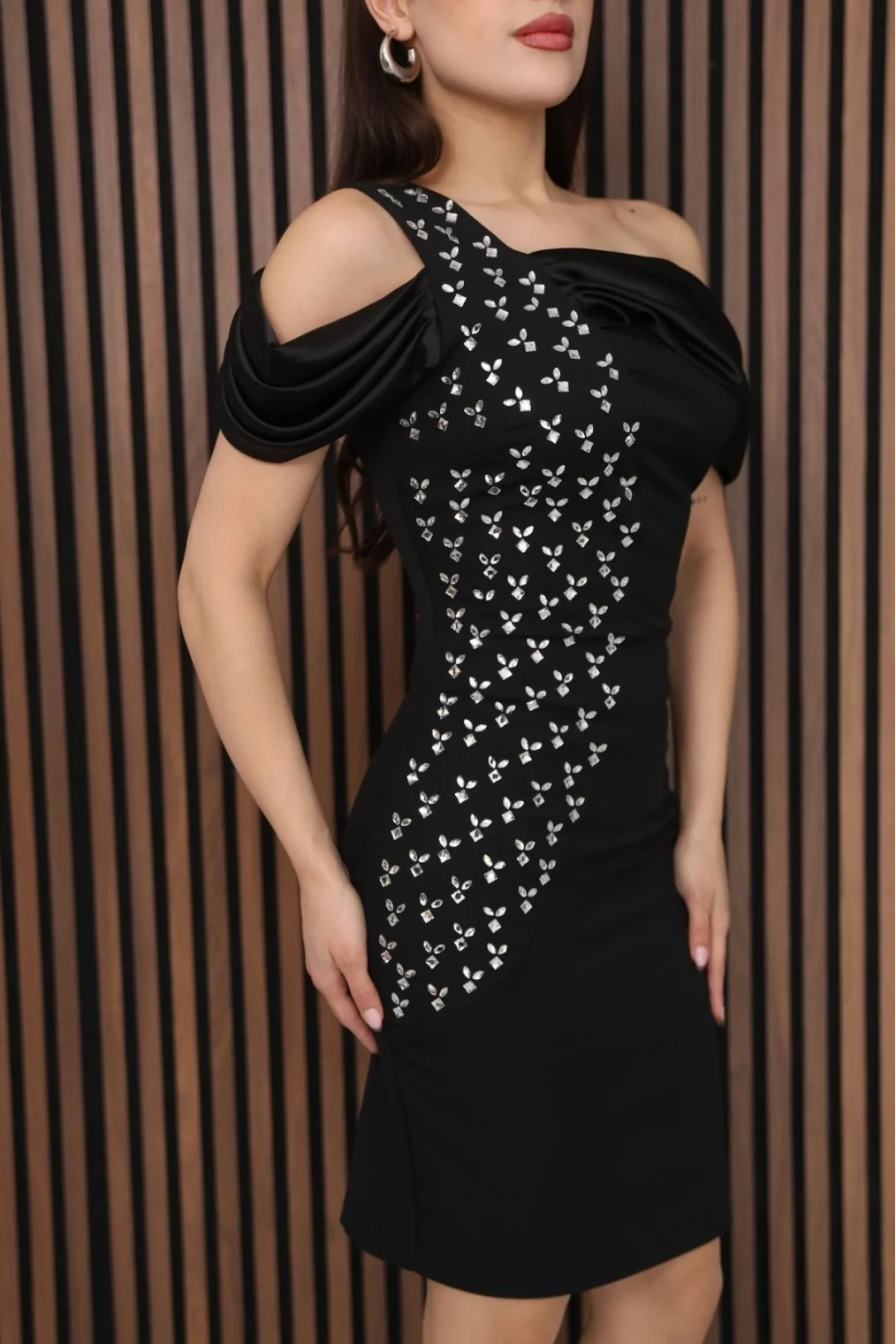 Asimetrik Tek Omuz Taş Detaylı Saten Pileli Mini Elbise DP5998-Siyah