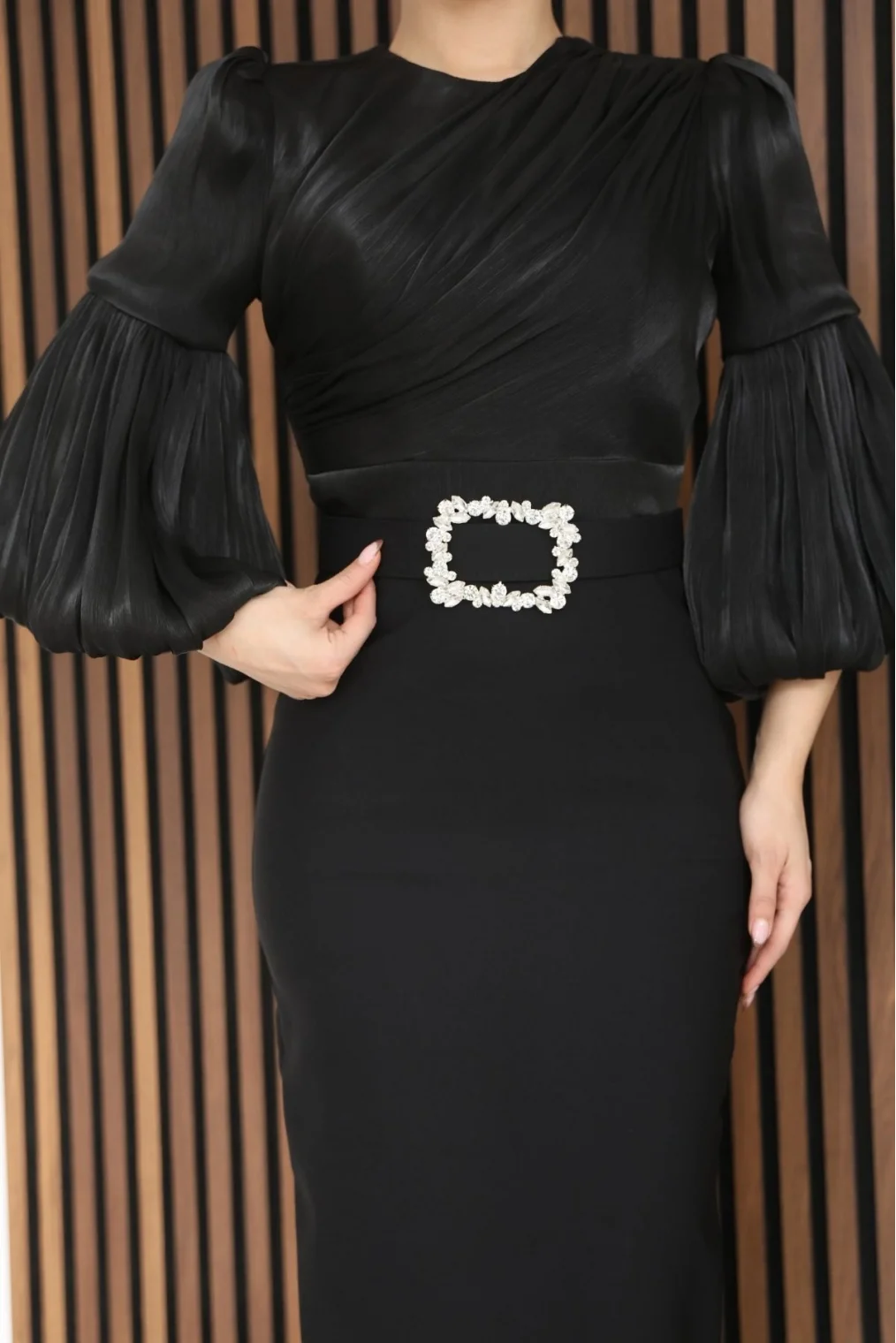 Göğüs Büzgü Detaylı Balon Kol Kalem Midi Elbise 2293-Siyah