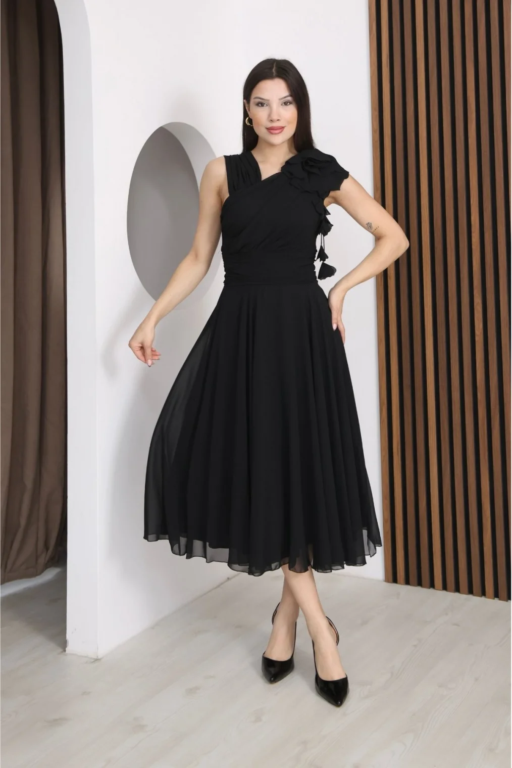 Asimetrik Yaka Çiçek Detaylı Büzgülü Şifon Midi Elbise 2384-Siyah