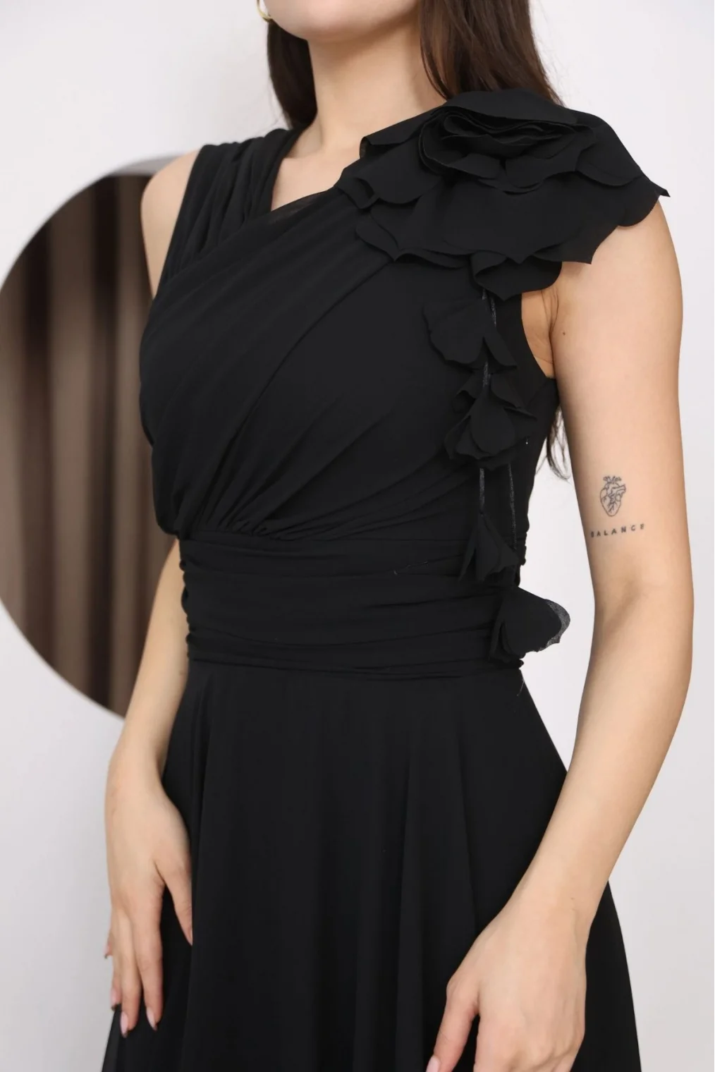 Asimetrik Yaka Çiçek Detaylı Büzgülü Şifon Midi Elbise 2384-Siyah