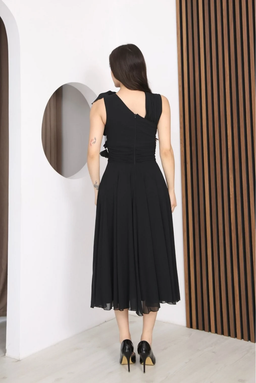 Asimetrik Yaka Çiçek Detaylı Büzgülü Şifon Midi Elbise 2384-Siyah