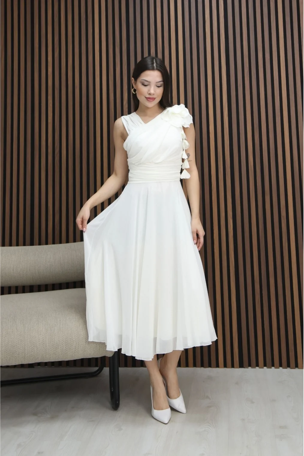 Asimetrik Yaka Çiçek Detaylı Büzgülü Şifon Midi Elbise 2384-Beyaz