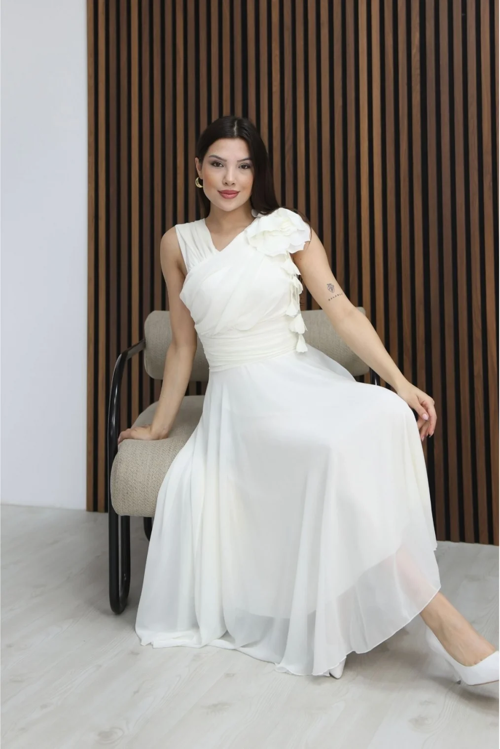 Asimetrik Yaka Çiçek Detaylı Büzgülü Şifon Midi Elbise 2384-Beyaz