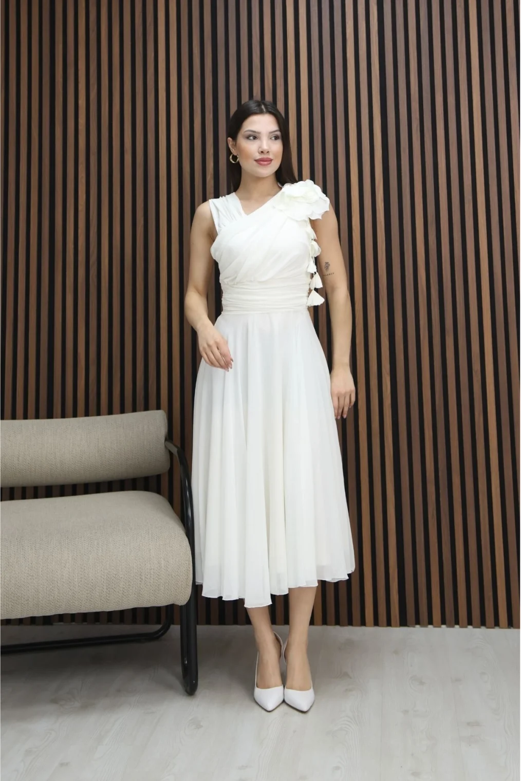 Asimetrik Yaka Çiçek Detaylı Büzgülü Şifon Midi Elbise 2384-Beyaz