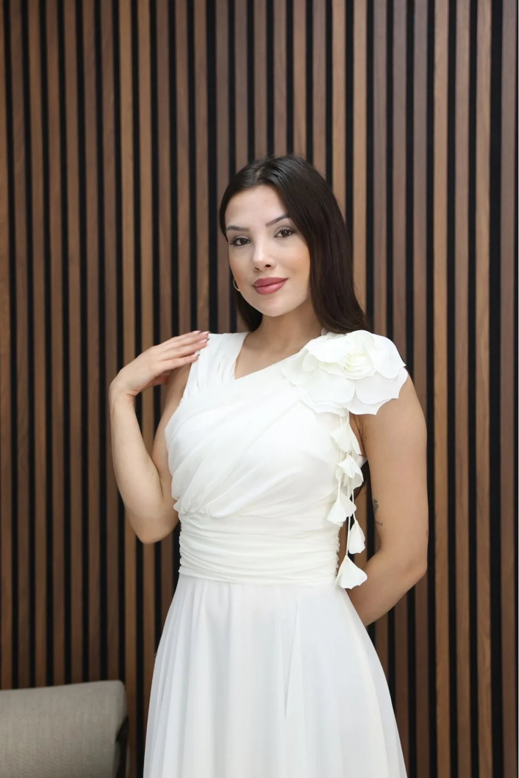 Asimetrik Yaka Çiçek Detaylı Büzgülü Şifon Midi Elbise 2384-Beyaz