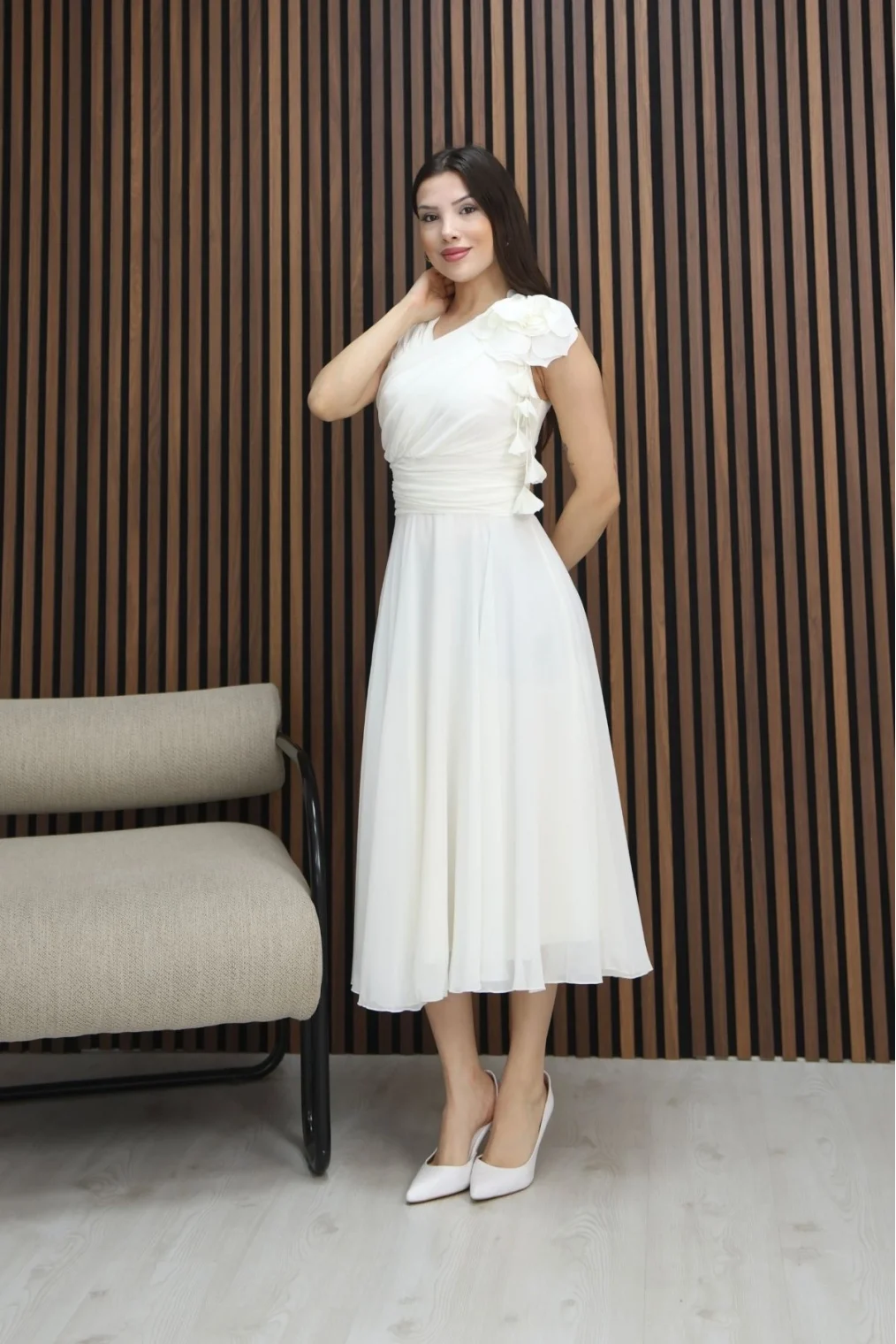 Asimetrik Yaka Çiçek Detaylı Büzgülü Şifon Midi Elbise 2384-Beyaz