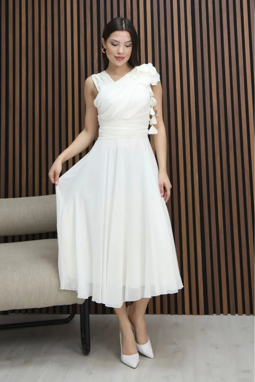 Asimetrik Yaka Çiçek Detaylı Büzgülü Şifon Midi Elbise 2384-Beyaz