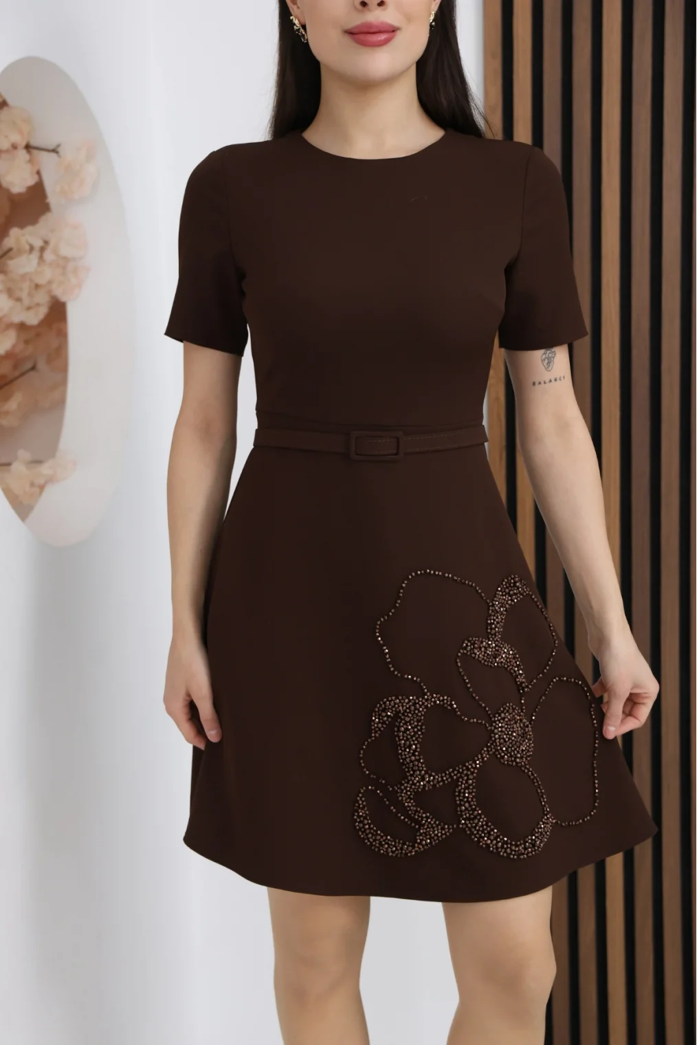 Nursel Ergin İşleme Detaylı Kemerli Elbise 6082-Kahverengi