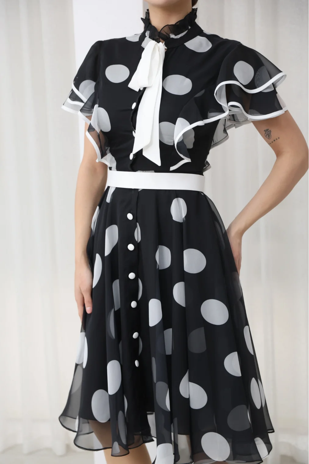 Nursel Ergin Düğme ve Bağlama Detaylı Puantiyeli Elbise 6081-Siyah