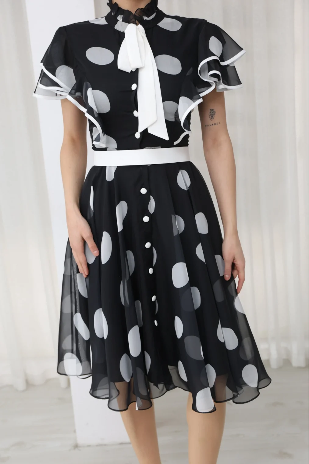 Nursel Ergin Düğme ve Bağlama Detaylı Puantiyeli Elbise 6081-Siyah