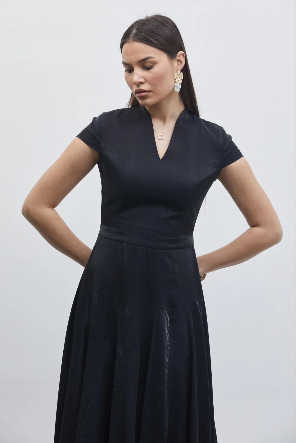 V Yaka Etek Detaylı Midi Elbise 6086-Siyah