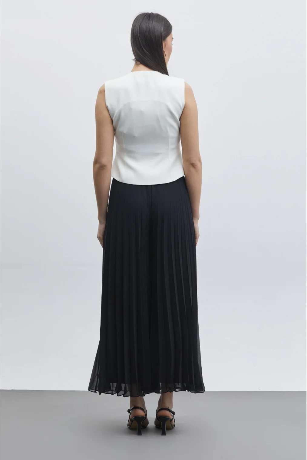 Düğme Detaylı Yelek ve Piliseli Pantolon İkili Takım 6088-Beyaz/Siyah