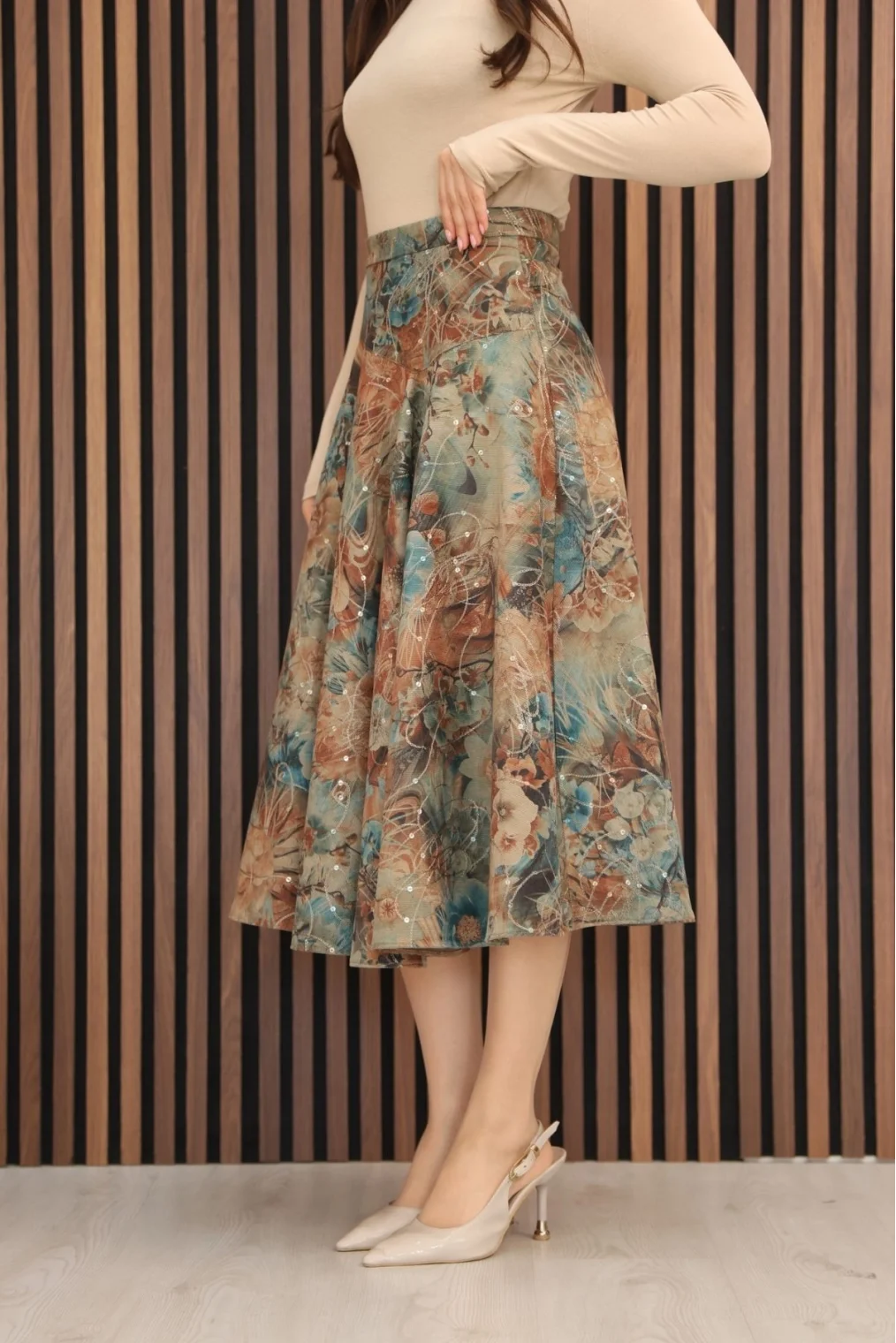 Baskılı ve Payetli Kadife Kloş Etek 6070-Taba/Çok Renkli