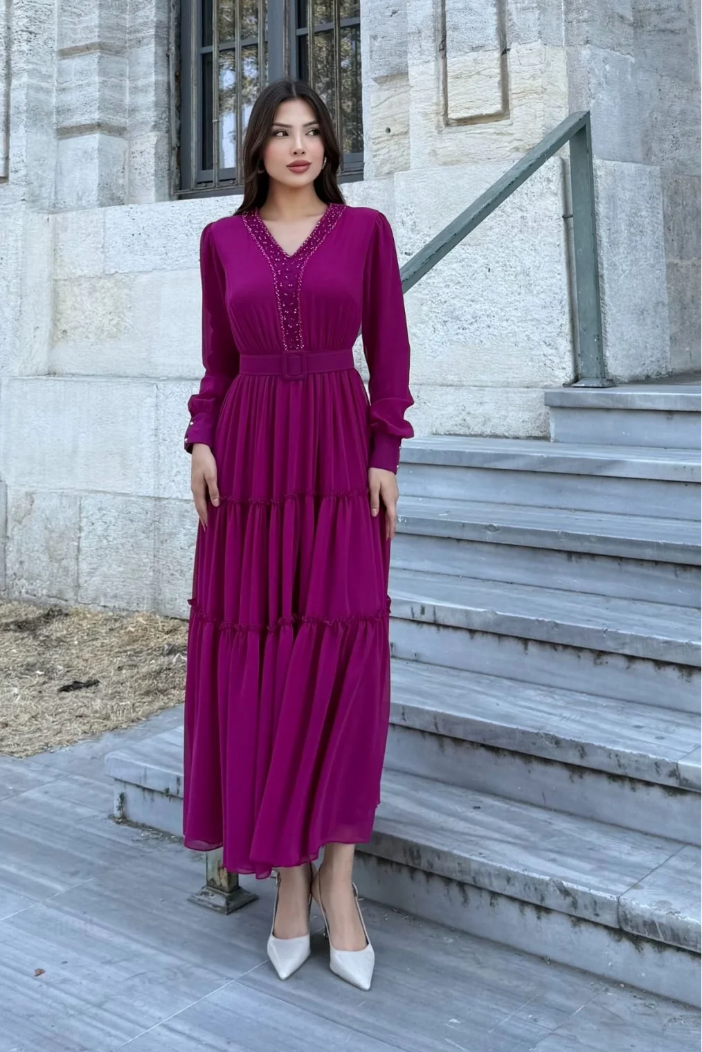 Büzgü ve Kemer Detaylı İşlemeli V Yaka Şifon Elbise 6036-Fuşya