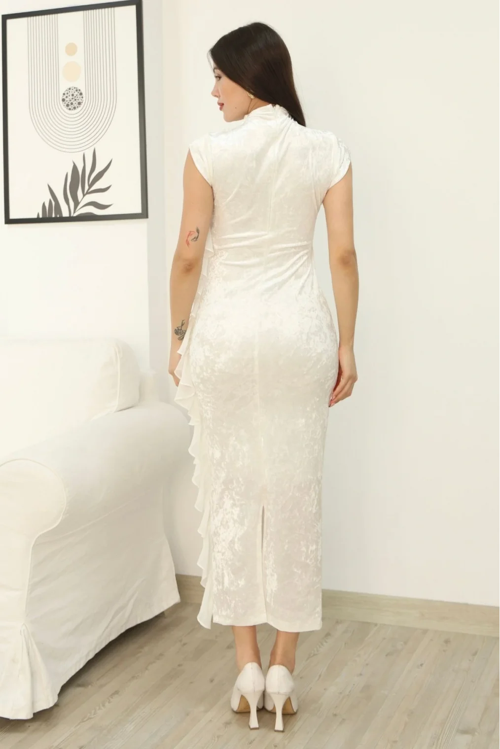 Çiçek Broşlu Fırfır Detaylı Kadife Abiye Elbise 6062-Beyaz