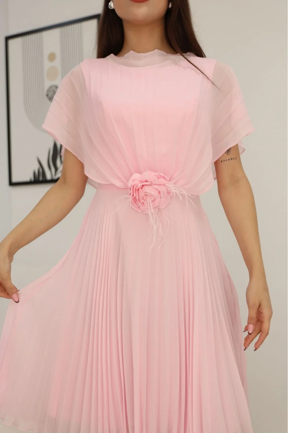 Çiçek Detaylı Piliseli Elbise 2378-Pudra